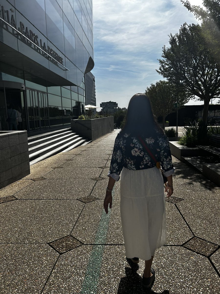 lexielatelyy's tweet photo. mornings in la defense paris! 🤍 https://t.co/8vM3kTz0bj
