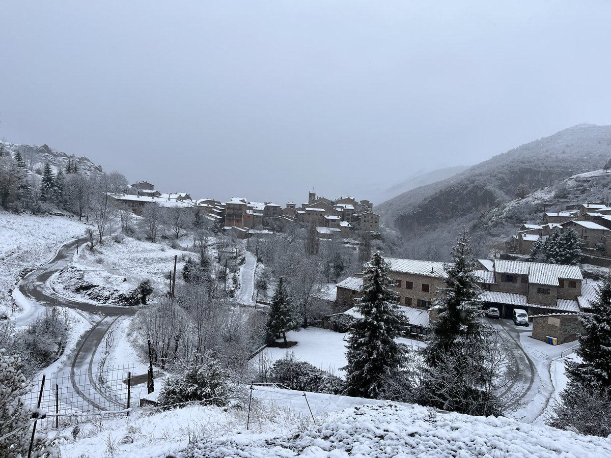 albertplanas85's tweet photo. Bon dia des de Castellar de n’Hug. 9 del matí, neva i 0 graus
@som3cat @meteocat @3CatInfo https://t.co/KSKdkT8n81