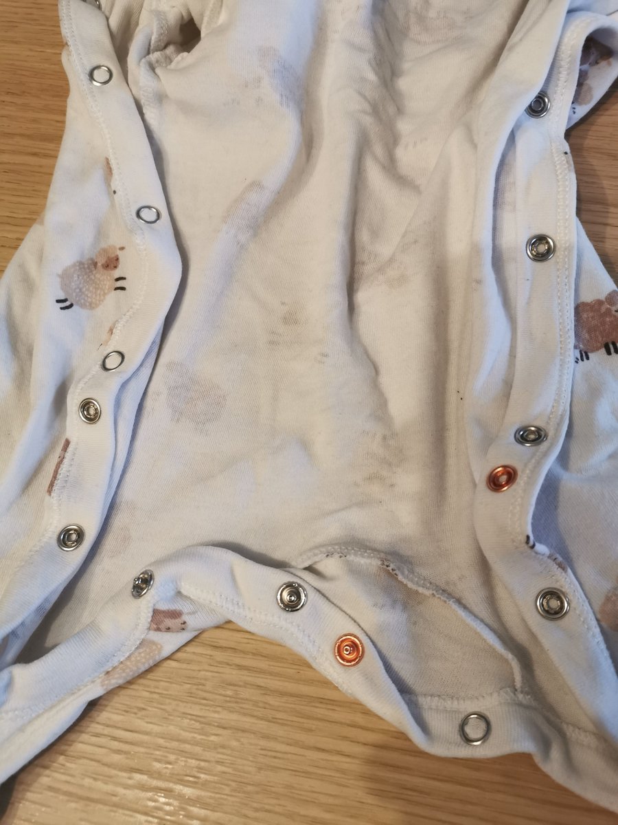 Choubichon's tweet photo. Les pressions colorées des pyjamas Primark sont peut-être un détail pour vous mais pour moi ça veut dire beaucoup (je me trompe tout le temps et c'est un bon repère pour pas mettre lundi avec mardi) https://t.co/gZJmA9tEiJ