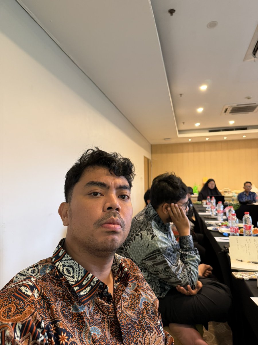 anantarispo's tweet photo. Bapak bapak rapat kerja https://t.co/3CWAzX0hHa
