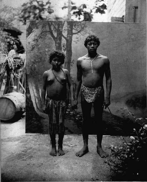 El XIX es el siglo de la burguesía y el imperio, aupados por la Revolución Industrial. Al mismo tiempo nacen la antropología (que produce la imagen del primitivo) y la arqueología (que produce la imagen del prehistórico). 2/5->