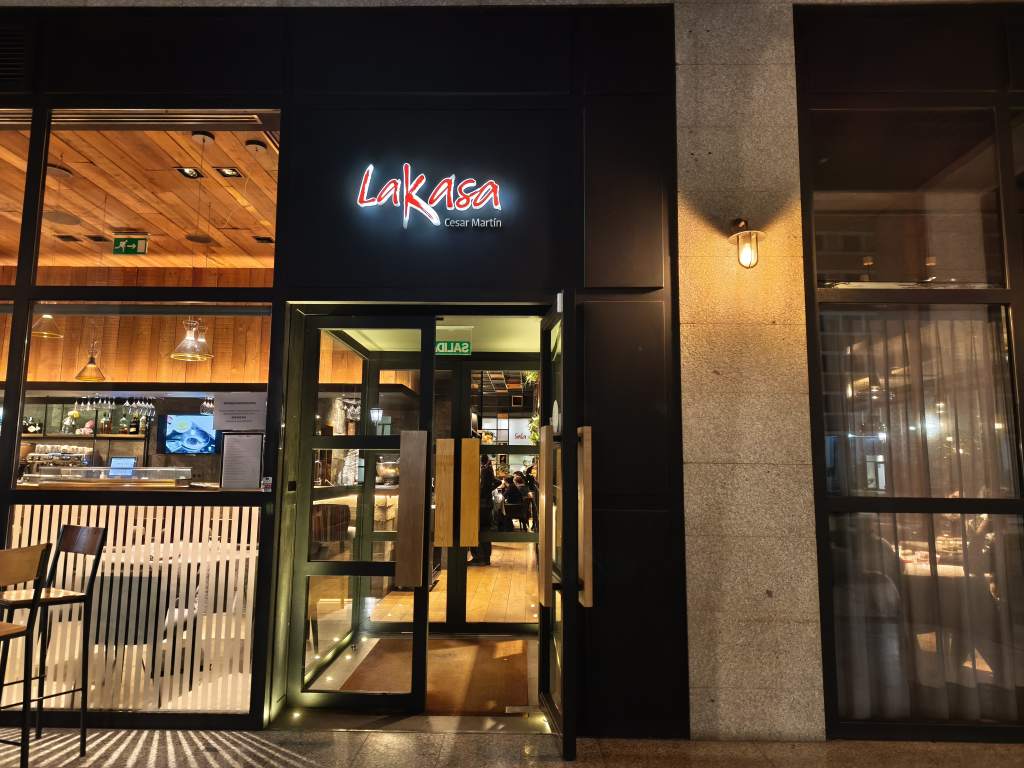 LAKASA (Chamberí, Madrid)

Es uno de los restaurantes más destacados de la escena gastronómica madrileña. Dirigido por el chef César Martín este local se ha consolidado como un referente de la cocina de producto de temporada con enfoque en la caza.