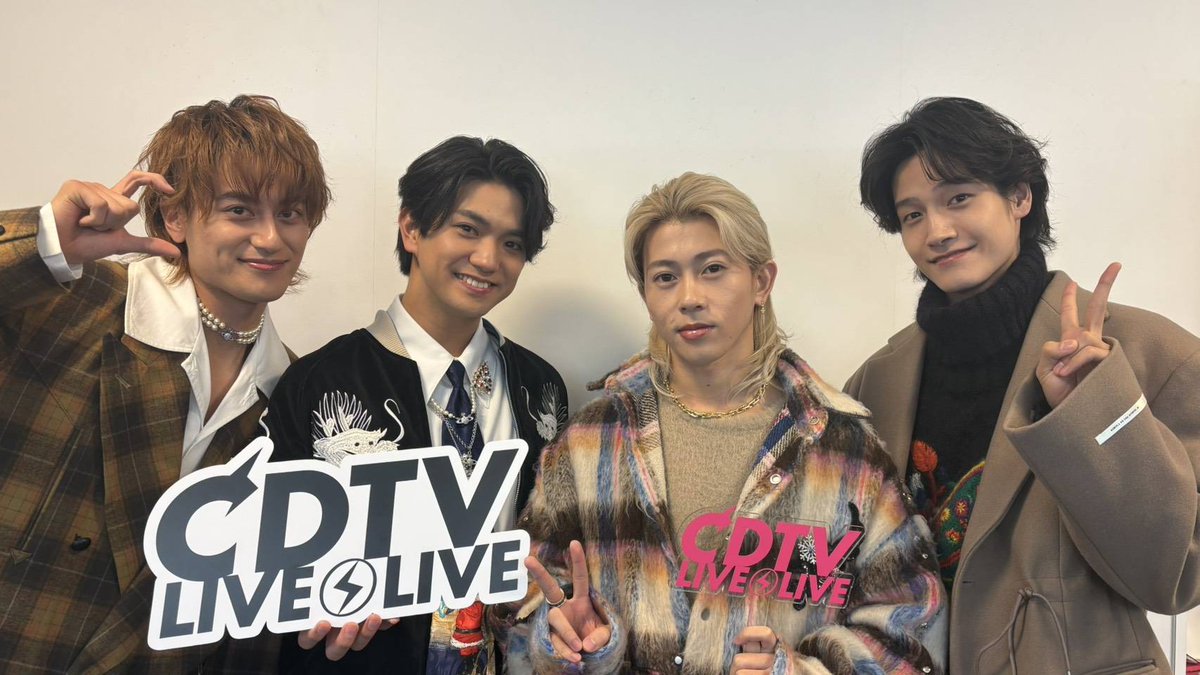 TBSCDTV's tweet photo. #CDTVライブライブ
クリスマス 年間ランキング Fes.🏆🎄
今夜も激アツLIVEをお届け❤️‍🔥⚡️
本番直前ショットで実況中だよ📸

続いては
#Aぇǃgroup が登場🎖️

🏆年間ランキングランクイン🏆
「Chameleon」を披露💫

#TVer でリアルタイム配信中⚡️
https://t.co/ZFdaL24HLQ

#TBS https://t.co/9DqeJJo873