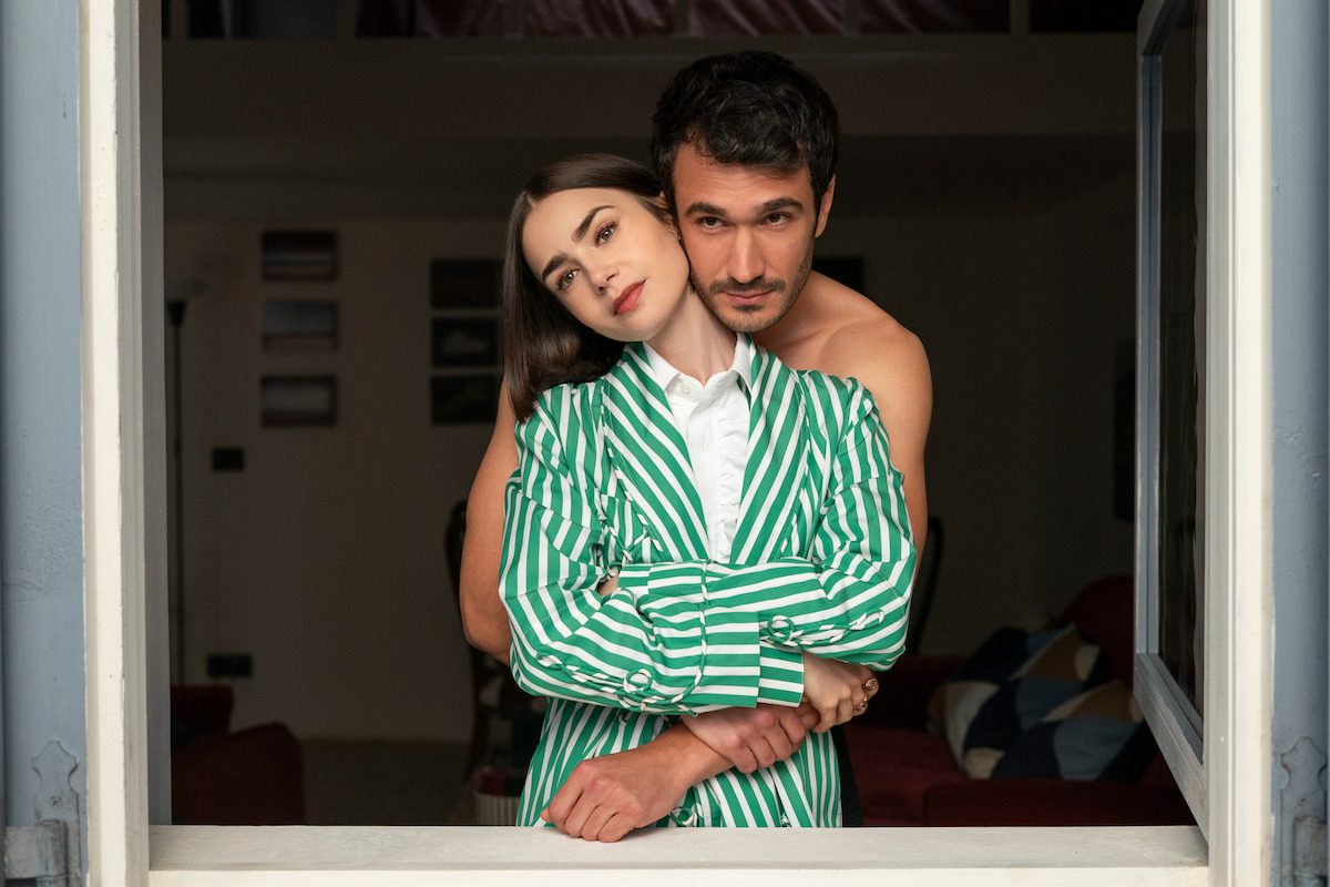 HabisNontonFilm's tweet photo. Nonton EMILY IN PARIS rasanya kayak nonton sinetron mahal, gak perlu mikir. Nikmatin aja dramanya, visual aktor aktrisnya yg cakep-cakep &amp; pemandangan kota yg indah.

Season 5 sempet pindah bentar ke Roma, trus balik lagi ke Paris. Suka-suka neng Emily aja deh. https://t.co/XEcOuxJSM9