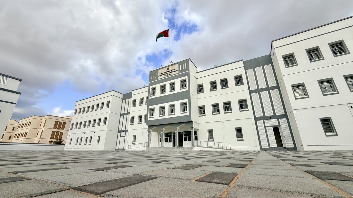 في صباحٍ تزيّنت فيه سماء "صُور" بغيومٍ وارفة، نَسجت من خيوط الفجر لوحةً شاعريّة بامتِياز، كانت عدستي على موعدٍ مع حكايةٍ جديدة من حكايا الإنجاز. لم يكن مجرد تكليفٍ صحفي، بل كانت رحلةً لرصدِ ولادةِ منارةٍ تعليميةٍ شامخة؛ مدرسة الشيخ بلعرب بن مانع الإسماعيلي للبنين (9-12)، التي