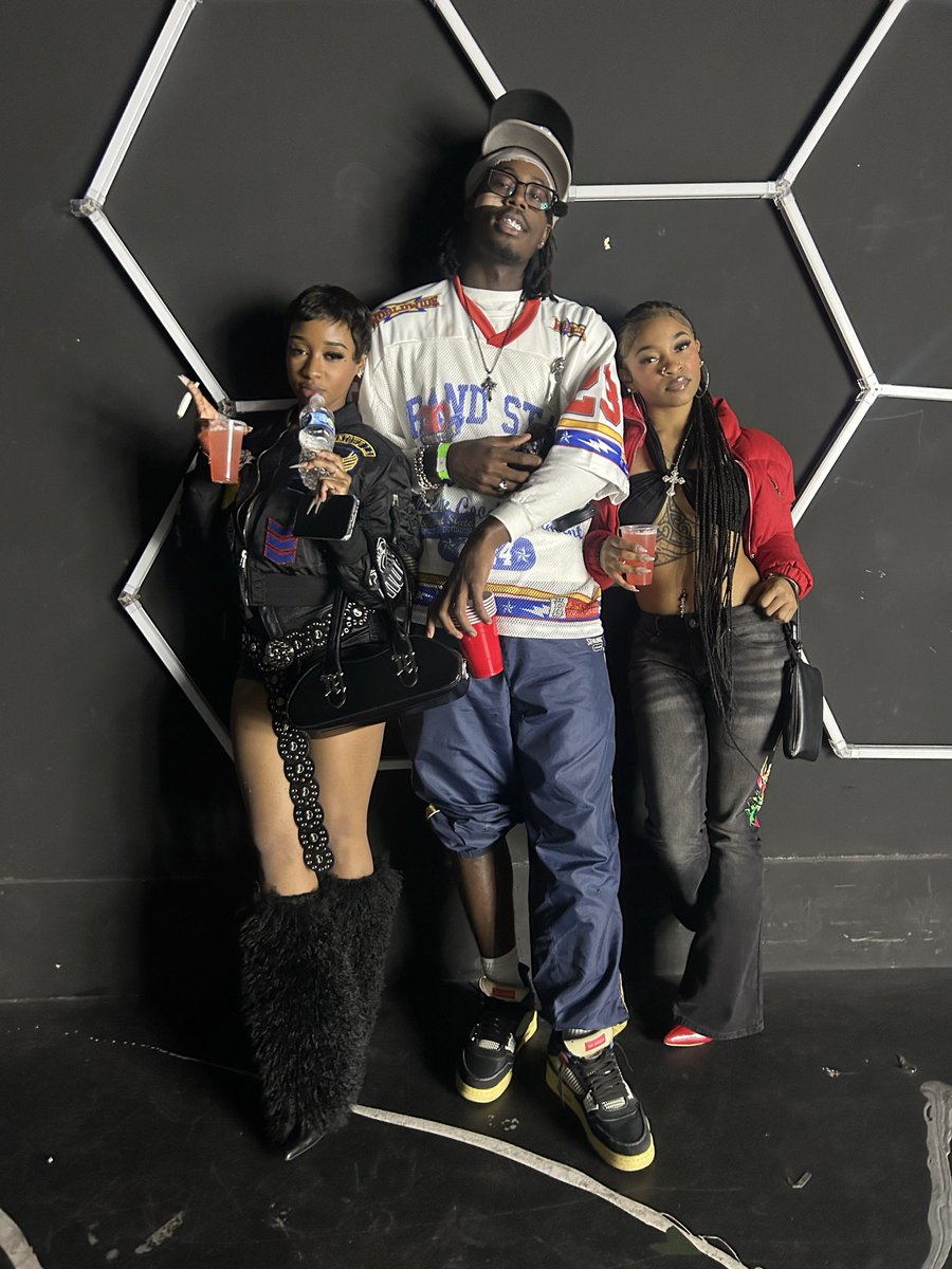 9fits_'s tweet photo. 2000s party in the A https://t.co/KgKHj1f40x