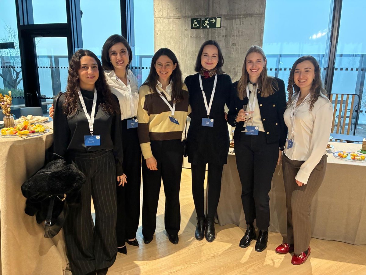 ClubEjecutivas's tweet photo. Arranca el primer encuentro anual del @ClubEjecutivas en el Exterior, cita histórica que reúne a más de 100 directivas y referentes españolas procedentes de todo el mundo: Reino Unido, Francia, EE.UU., Dubái, Singapur…

#LiderazgoFemenino #BarómetroEjecutivasGlobales https://t.co/FRoI2YnLlD
