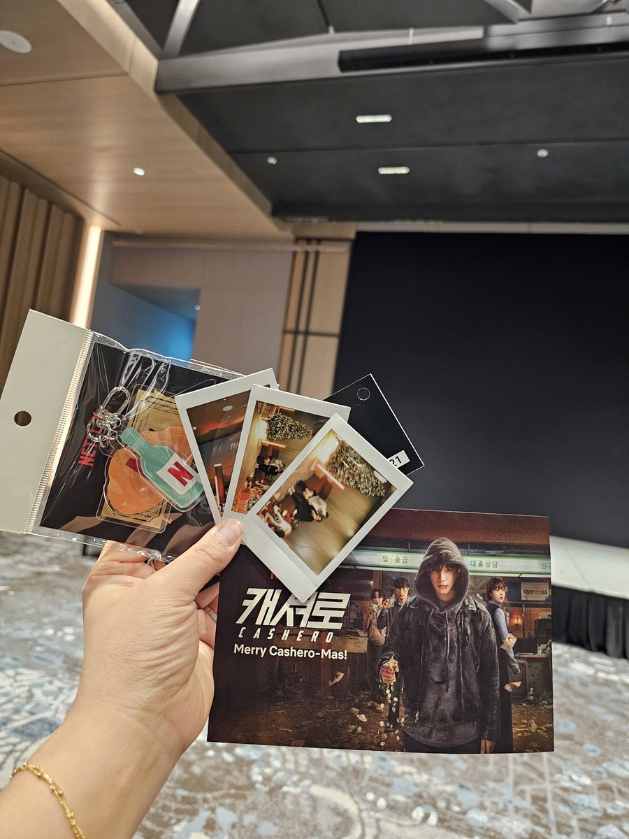 20251222 캐셔로팬이벤트
상웅인없지만
캐셔로 굿즈를 가지게됨ㅎ.ㅎ

#이준호 #李俊昊 #LEEJUNHO #ジュノ #캐셔로 #CASHERO #Netflix