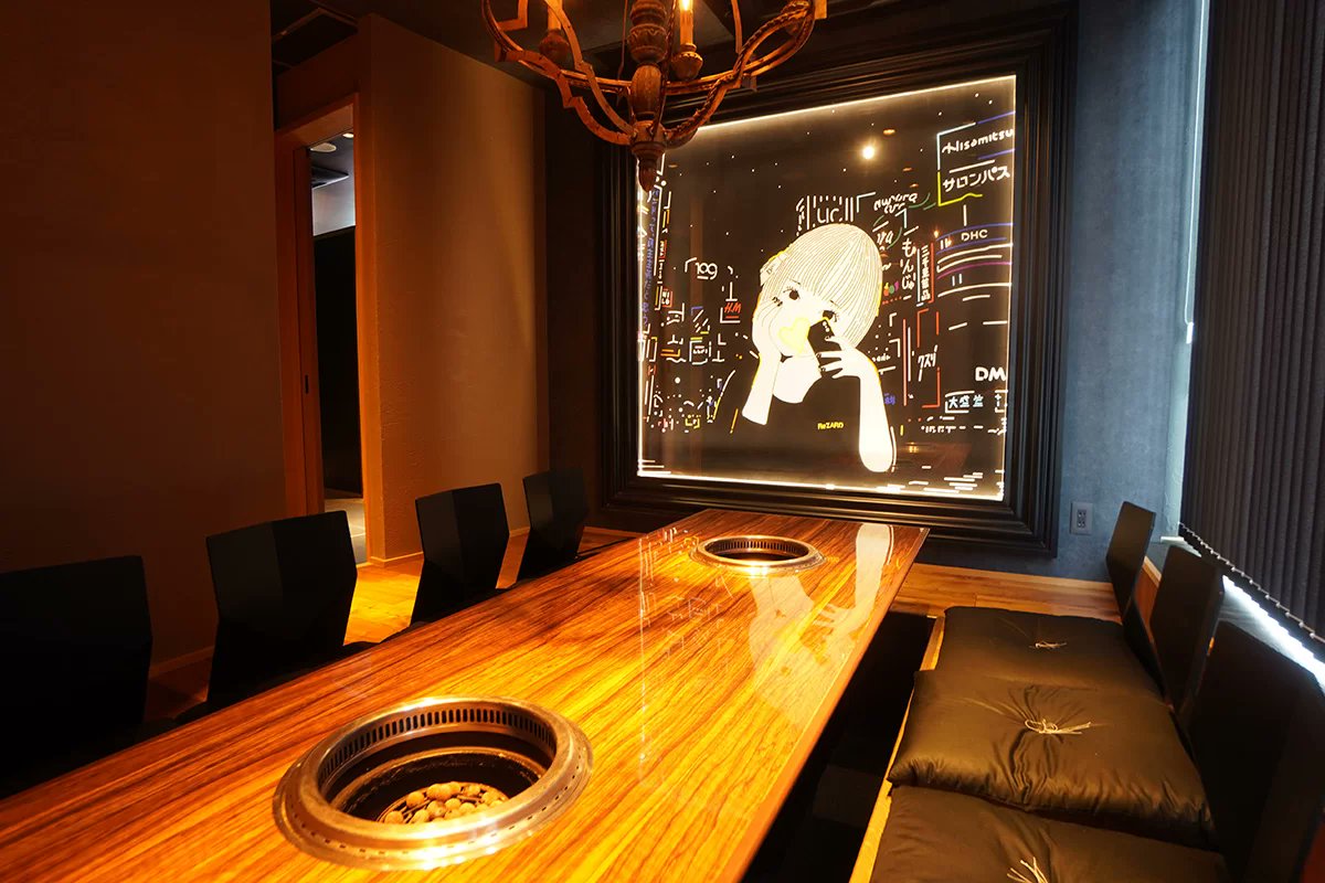 「インフルエンサーの店」は、なぜ短命に終わるのか？

答えはシンプル。 「本人」に集客依存して、「店」のファンを作れないからです。

かつて「日本一、炎上した焼肉屋」と呼ばれた牛宮城。

そこで私たちが目指したのは、話題性を超える空間強度でした。

味が美味しいのは当たり前。