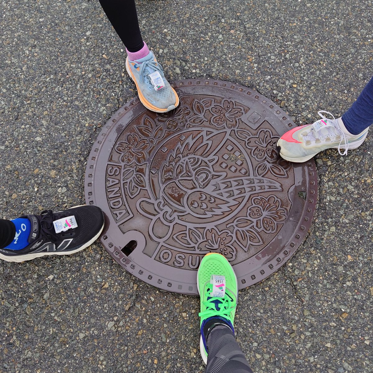 espo1979's tweet photo. 21km　#ランプラ　#ラン月
昨日は #三田国際マスターズマラソン を走って��ました🏃あいにくの雨で、ゴール時はびしょ濡れになったけど、なんとかゴール💦今、左膝（たぶん靭帯？）がアウトになってます👍️ https://t.co/0v3Os4VzOb