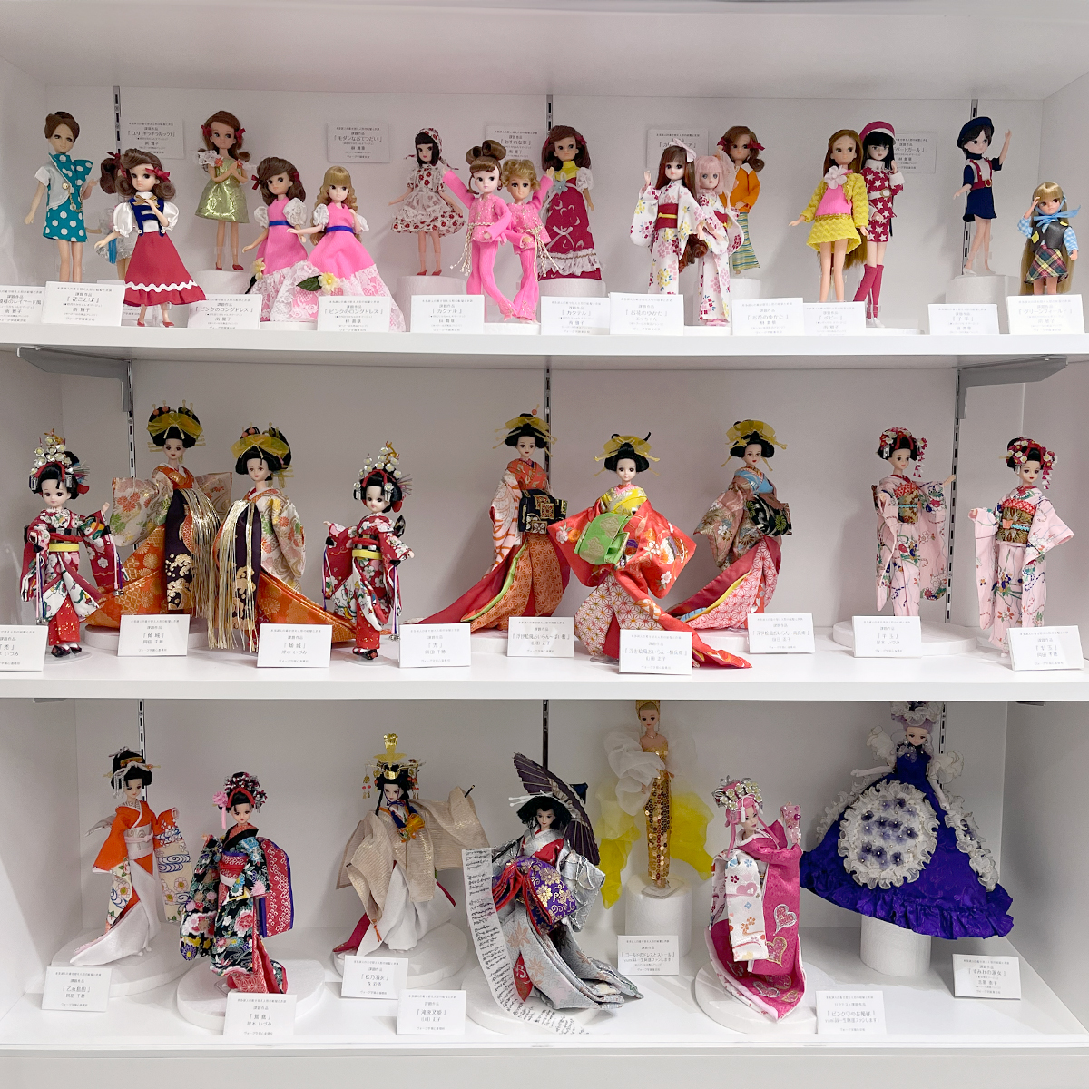 東京校のギャラリースペースにて「本多淑人の着せ替え人形の結髪と衣装