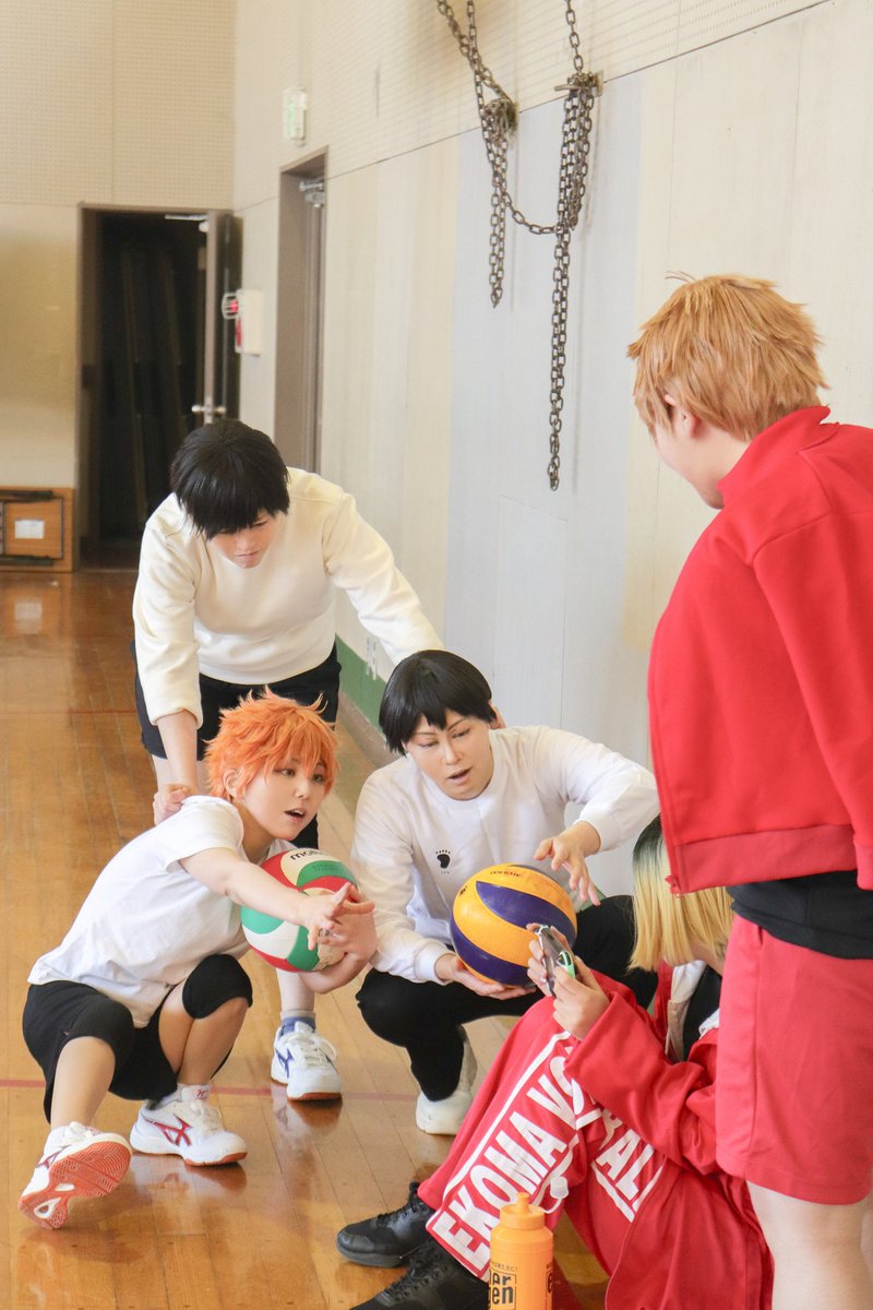 【コスプレ／cosplay】

ハイキュー！∶音駒＆烏野
────────

　　興味津々
　　回収作業

────────
日向＊時夜
影山＊紅さん
縁下＊佳さん
研磨＊りずさん
夜久＊夜々さん
撮影＊はにかむさん(1〜3枚目)、とねさん( <a href="/hibird_canon/">とね</a> / 4枚目)

#烏野と音駒の愉快な合同練習1218