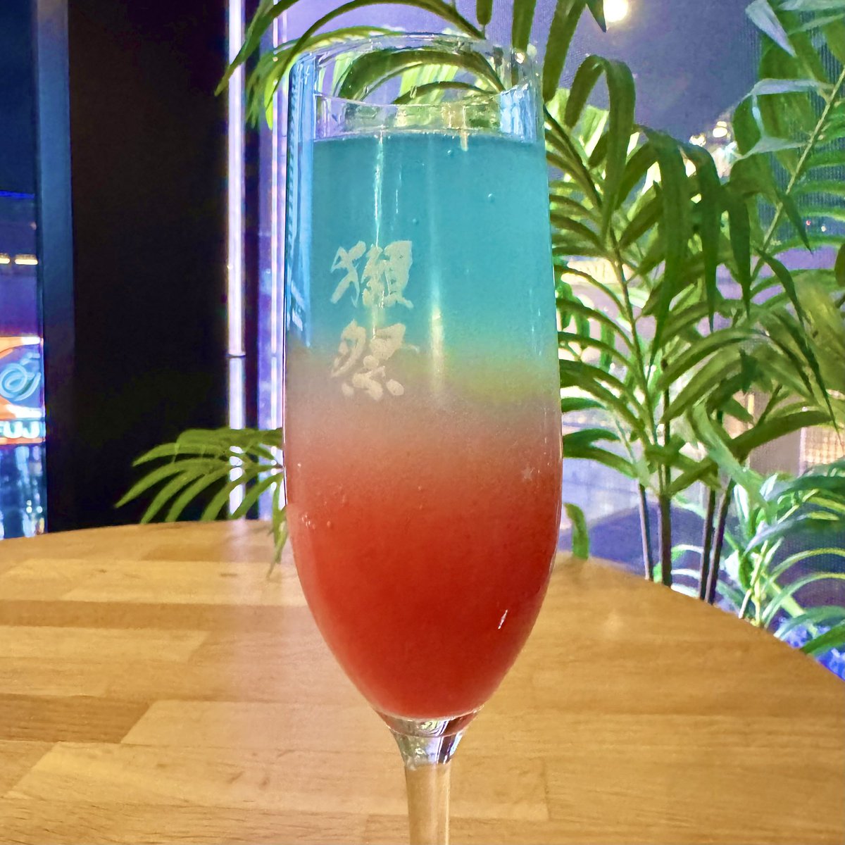 konnotoshiaki's tweet image. 来シーズンのマリノス開幕戦に向けてトリコロールカクテル試作中🇫🇷🍸
青はブルーキュラソー&amp;amp;ソーダ🔵白は獺祭にごりスパークリング⚪️赤はブラッドオレンジ🔴味は悪くないけど青を濃くすると白より下に沈む。。獺祭で作れたら激アツかなと思ってやってみたけどむずい。