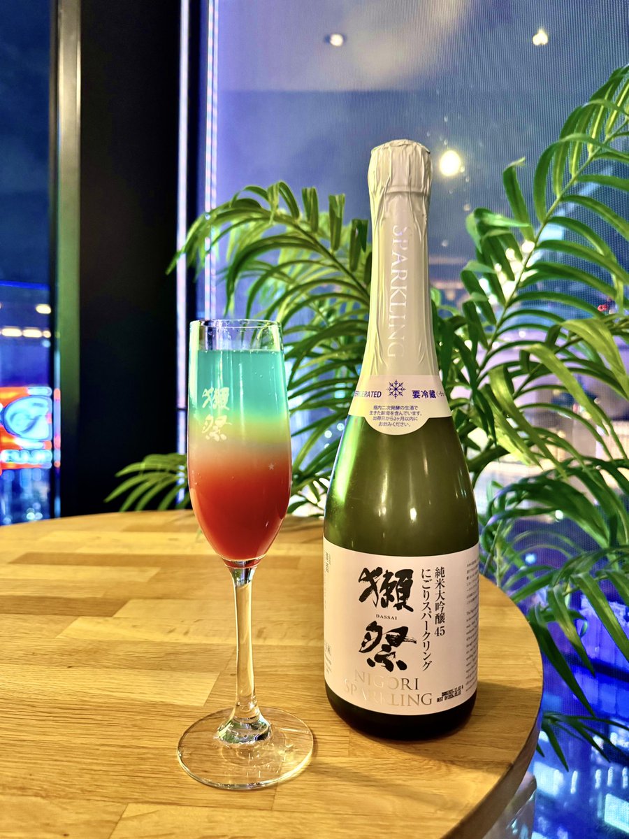 konnotoshiaki's tweet image. 来シーズンのマリノス開幕戦に向けてトリコロールカクテル試作中🇫🇷🍸
青はブルーキュラソー&amp;amp;ソーダ🔵白は獺祭にごりスパークリング⚪️赤はブラッドオレンジ🔴味は悪くないけど青を濃くすると白より下に沈む。。獺祭で作れたら激アツかなと思ってやってみたけどむずい。