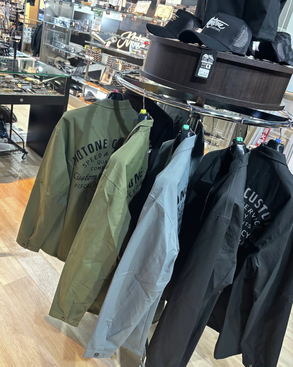 plot_touring's tweet image. #ナップス横浜店 に #Motone コーチジャケットとキャップの在庫ございます！
カスタムパーツも多数展示販売してますので世界観を楽しみつつご試着ください🏁

#モートーン #ナップス #トライアンフ #ボンネビル