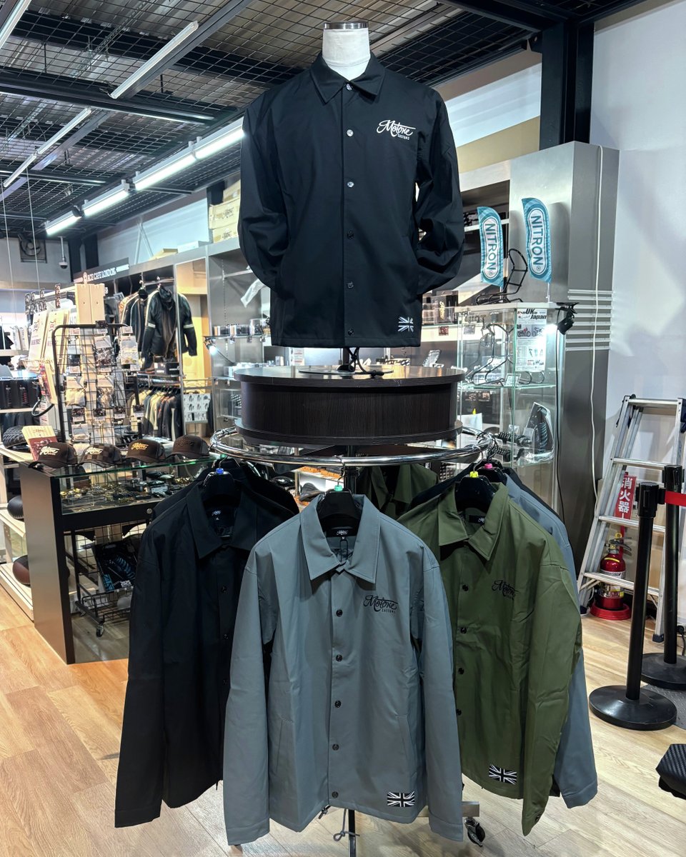 plot_touring's tweet image. #ナップス横浜店 に #Motone コーチジャケットとキャップの在庫ございます！
カスタムパーツも多数展示販売してますので世界観を楽しみつつご試着ください🏁

#モートーン #ナップス #トライアンフ #ボンネビル