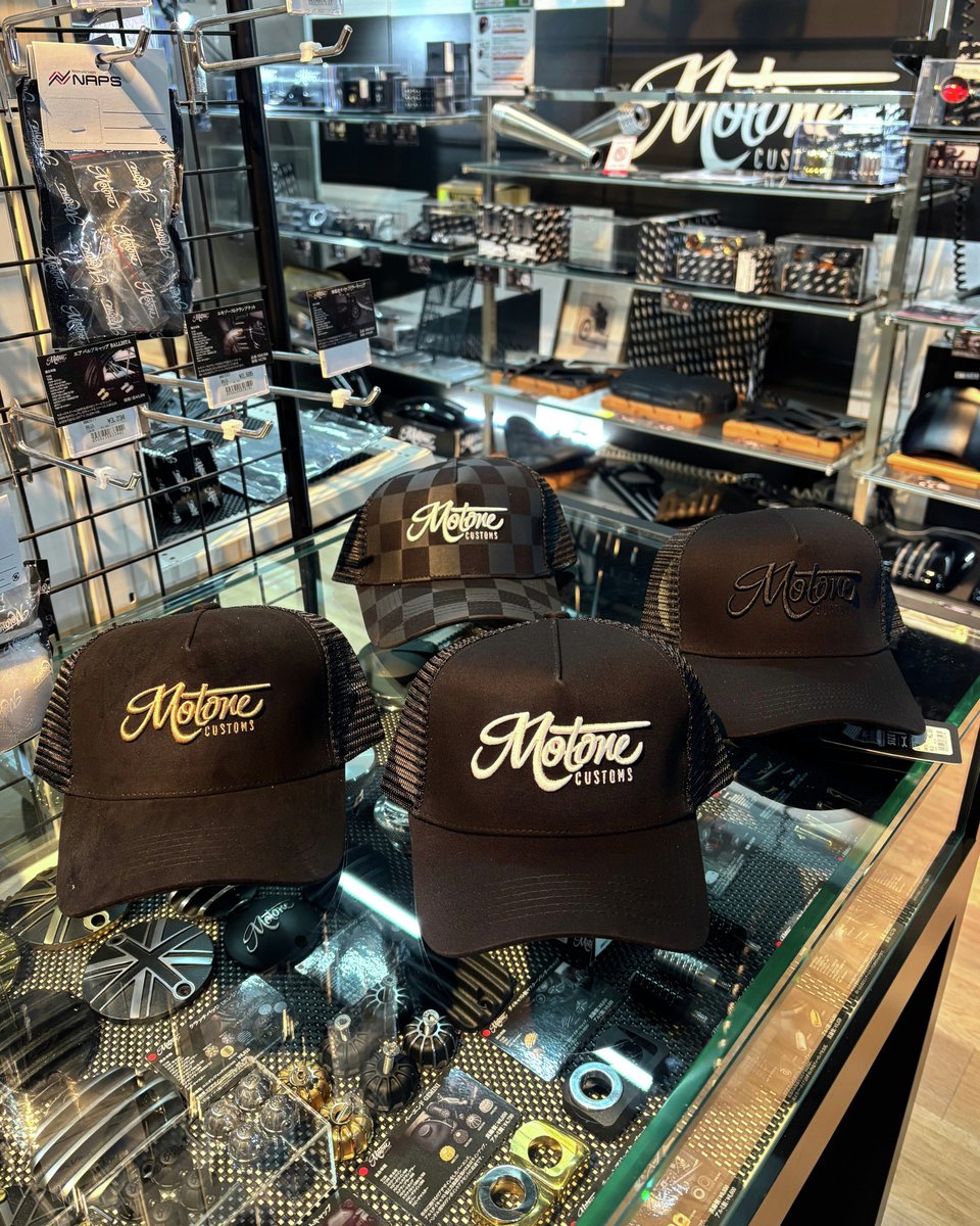 plot_touring's tweet image. #ナップス横浜店 に #Motone コーチジャケットとキャップの在庫ございます！
カスタムパーツも多数展示販売してますので世界観を楽しみつつご試着ください🏁

#モートーン #ナップス #トライアンフ #ボンネビル