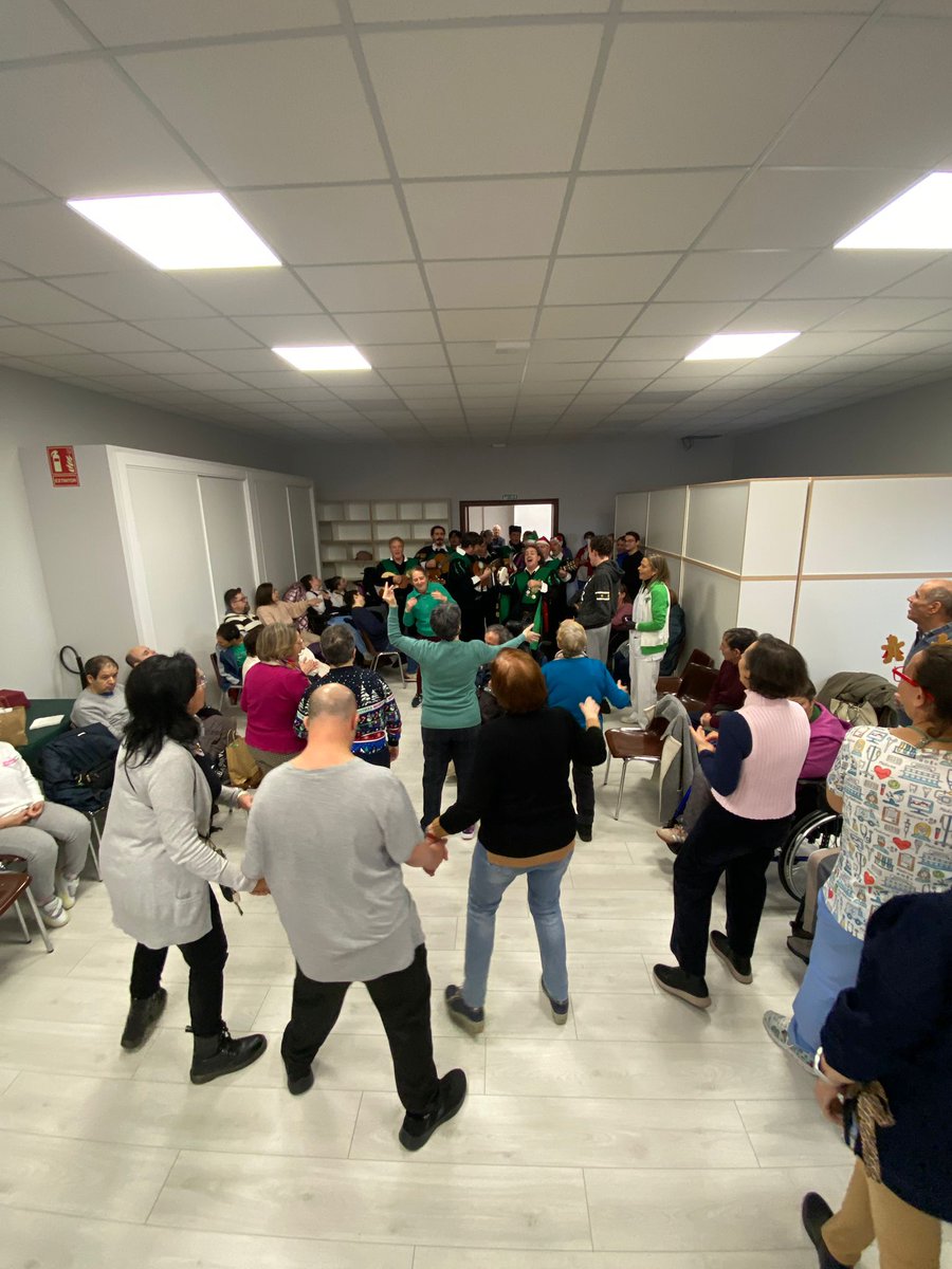 El viernes 19 celebramos en @ASPACELéon nuestra 🎄 fiesta de Navidad: risas, comida y mucho baile para disfrutar en familia 💙

Gracias a 🎶 Músicos por la Salud, 🎪 Víctor Fuentes (Circo de Piratas) y 🎓 la Tuna de la ULE por hacerlo tan especial.

#NavidadASPACE #ASPACELeón