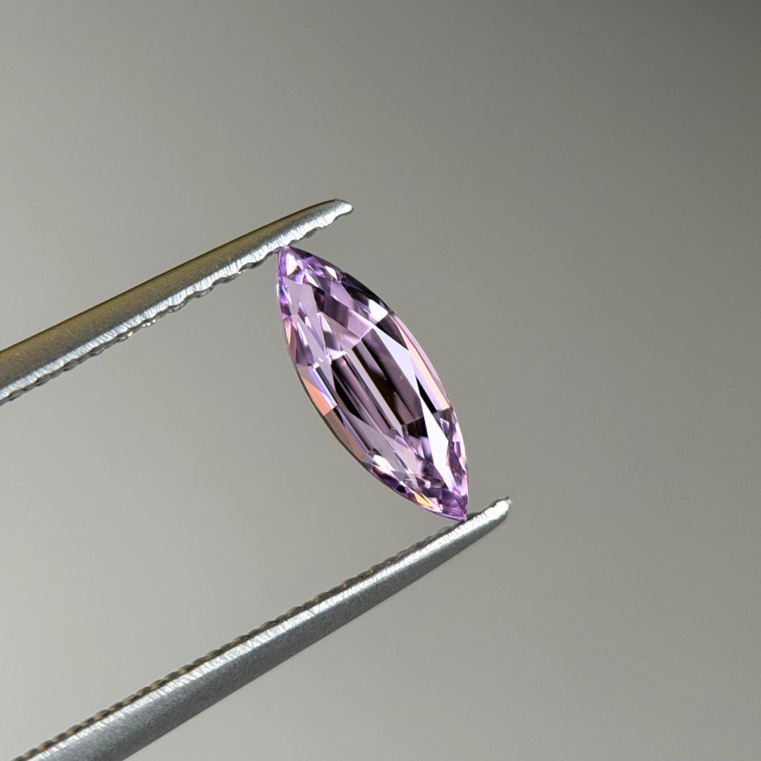 個展にもいくつか持参していたライラックカラーのスピネル。まだまだ