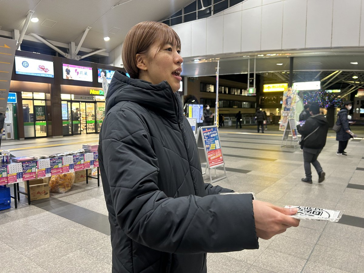 Saitama_AMG's tweet photo. #聖学院大学 の皆さんと #埼玉上尾メディックス の
選手スタッフがJR上尾駅でチラシ配り実施中✨

今週末から三週連続ホームゲーム❣️
そして1/11(日)は聖学院大のみなさんと
コラボデーを実施予定です✨

ぜひ会場へお越しください♡

チケットはこちら⬇️
https://t.co/wjnisCZYP6

#大同生命SVリーグ
#バレーボール