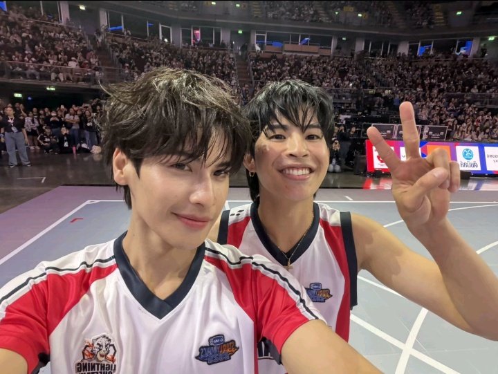 mpktpk's tweet image. #markohm #มาร์คโอม 

"how is he?"                            "he's still with me"