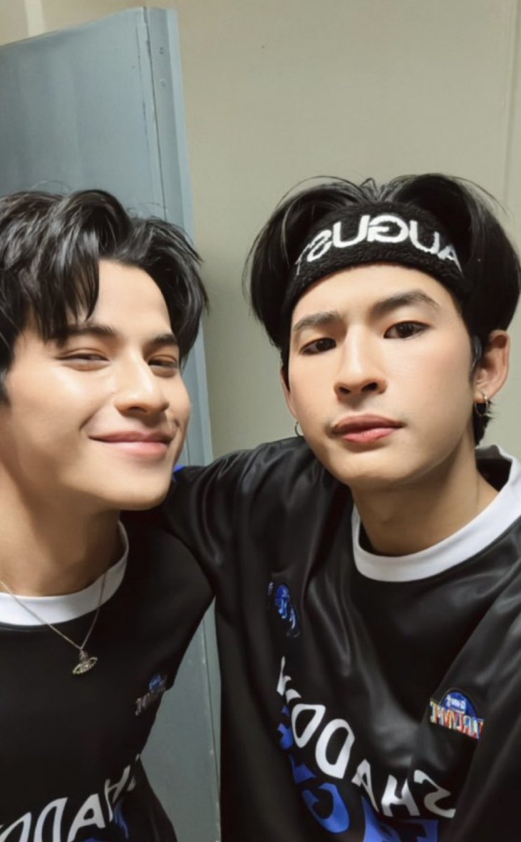 mpktpk's tweet image. #markohm #มาร์คโอม 

"how is he?"                            "he's still with me"