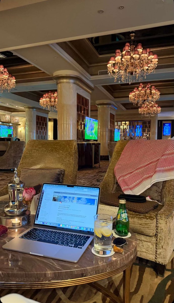 s1x777's tweet photo. التمادي كسر خاطر و الوقوف إجباري
"والرجوع أرخص ثمن من عمري اللي سقته"

و أنت ما عادك بالاول و أنا قدني داري
حتى لو الوقت سولف عنك ما صدقته

يا جديد الشعر والا يا قديم أخباري
لا يموت الحب خل الحب ياخذ وقته 

بري حالي منك مدري وش يجيب الطاري
و أنت حلمٍ لا عتق روحي ولا حققته . https://t.co/anxhM0Diqi