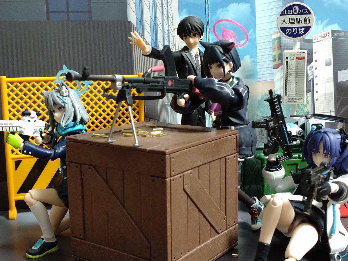 Reload_Shiroko's tweet image. 戦闘開始！

 #ブルアカ #砂狼シロコ #杏山カズサ
#早瀬ユウカ