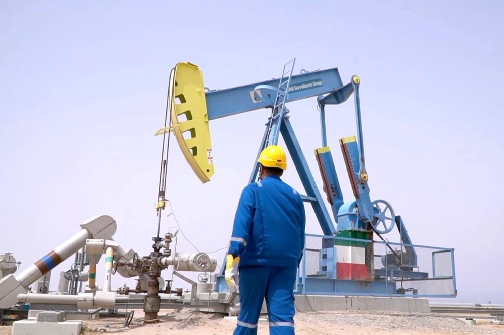 تراجع أسعار النفط رغم تحسن التوقعات الاقتصادية العالمية - 71.76 دولار متوسط سعر برميل النفط الكويتي في عشرة أشهر - مع انخفاض سلة أوبك وزيادة الإنتاج المحلي 