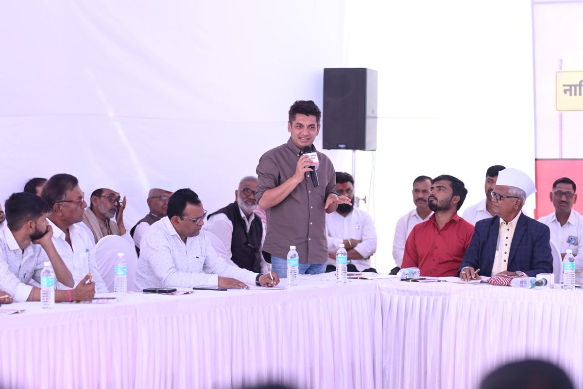 satyajeettambe's tweet photo. नाशिक - पुणे रेल्वे नाशिक - सिन्नर - संगमनेर - अकोले - नारायणगाव - राजगुरुनगर - चाकण या मार्गेच गेली पाहिजे अशी आपली ठाम मागणी आहे. यासाठी आपल्या जनआंदोलनाची पुढील दिशा ठरवण्याच्या उद्देशाने आज या मार्गात येणाऱ्या सर्व पक्षीय लोकप्रतिनिधींची बैठक पार पडली. 

नाशिक - शिर्डी रेल्वे मार्ग, अहिल्यानगर - पुणे रेल्वे मार्ग या प्रकल्पांनाही आमचा पाठिंबा आहे. पण, नाशिक व पुणे या दोन औद्योगिक शहरांच्या विकासासाठी, या भागातील शेतकऱ्यांच्या शेतीमालाला उत्तम वाहतुकीच्या व्यवस्थेसाठी, या भागातील विद्यार्थी व नोकरदार वर्गाच्या हितासाठी नाशिक - पुणे रेल्वे पूर्वीच्या आराखड्याप्रमाणे सरळ मार्गे होणे अत्यंत गरजेचे आहे. या दिशेने काम सुरू होऊन जवळपास 1000 कोटी रुपये खर्च करून अनेक शेतकऱ्यांच्या जमिनीचे अधिग्रहणही झालेले आहेत. आता इथून माघार न घेता रेल्वे प्रकल्प सरळमार्गे व्हावा यासाठी या मार्गावरील सर्व लोकप्रतिनिधी, विविध तालुक्यातील रेल्वे कृती समितीचे प्रतिनिधी यांची आज विचार मंथन बैठक संपन्न झाली. या बैठकीत जन आंदोलनाची पुढील दिशा ठरवण्यात आली. 

आंदोलनाचा पहिला टप्पा म्हणून आम्ही सर्व प्रतिनिधी राज्याचे मुख्यमंत्री देवेंद्रजी फडणवीस, उपमुख्यमंत्री अजितदादा पवार, उपमुख्यमंत्री एकनाथजी शिंदे यांची भेट घेऊन आमची भूमिका मांडणार आहोत. यासाठी आजच्या बैठकीतूनच मी माननीय मुख्यमंत्री महोदयांसोबत फोनवरून चर्चा केली, त्यांनी आमच्या शिष्टमंडळाला जानेवारी महिन्याच्या पहिल्या आठवड्यात भेटीसाठी वेळ देण्याबाबत आश्वस्त केले आहे.

या बैठकीत ऑनलाईन माध्यमातून .डॉ. अमोल कोल्हे त्याचप्रमाणे खा. राजाभाऊ वाजे, खा. भाऊसाहेब वाकचौरे, मा.खा. शिवाजीराव आढळराव पाटील, मा.खा. सदाशिवराव लोखंडे, आ. शरद सोनवणे, आ. किरण लहामटे, आ. बाबाजी काळे, मा.आ. अतुल बेनके, श्री. देवदत्त निकम, श्री. सत्यशील शेरकर, सौ. नीलम अमोल खताळ, मा. उत्कर्षा रूपवते, मा. उदय सांगळे, कॉ. अजित नवले, कॉ. कारभारी नवले, मा. बाजीराव दराडे, मा. कपिल पवार, मा. दत्ता ढगे यांच्यासह इतरही मान्यवर उपस्थित होते.

#Pune #Nashik #HighSpeedRail #Sinnar #Sangamner #Narayangaon #Manchar #Rajgurunagar

@Dev_Fadnavis @AjitPawarSpeaks @mieknathshinde @CMOMaharashtra @kolhe_amol  @bhausaheb_w904 @RajabhauW @ShivajiAdhalrao @SLokhandeMp @mlasharadsonwne @DrKiranLahamate @amolkhatalpatil @atulbenkeNCP @satyashilsherkr @mibabajikale @URupwate