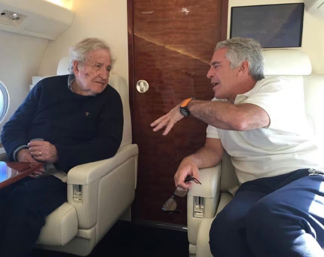 La sinistra-sinistra internazionale sgomenta nel vedere Noam Chomsky con Epstein. Non per lo scatto in sé, che non dice molto e andrà contestualizzato, ma perché il linguista Chomsky, con i suoi studi sulle strutture di potere e i discorsi ultramarxisti, rappresentava una sorta