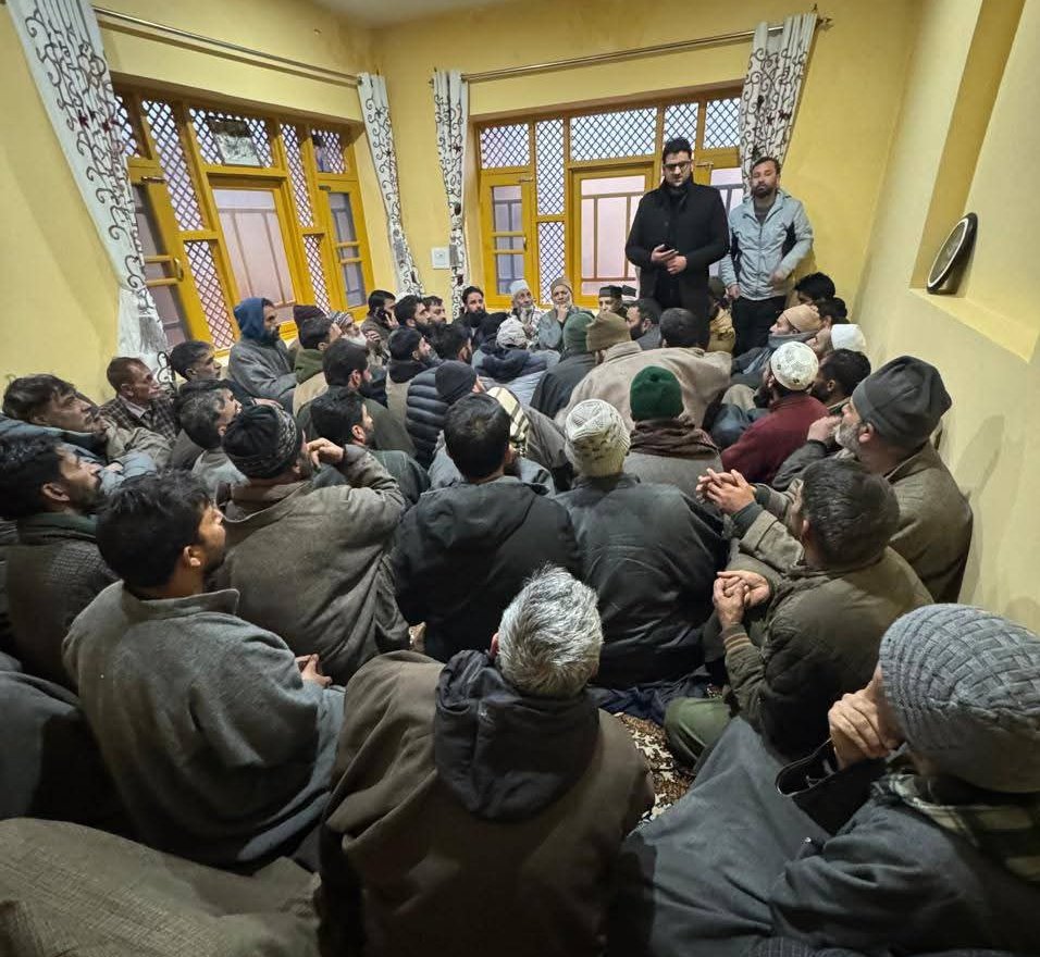 PDP Pahalgam Incharge Dr. Shabir Siddiqui presided over a workers’ meeting at Aishmuqam, where constructive discussions were held on strengthening the party at the grassroots. He also urged maximum participation in the death anniversary of PDP founder, Mufti Mohammad Sayed Sahab.