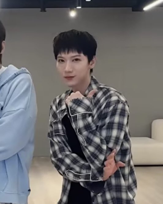 其实为甚威拒绝参加小寒年末是害怕同款发型被p到五个人的脑袋瓜上