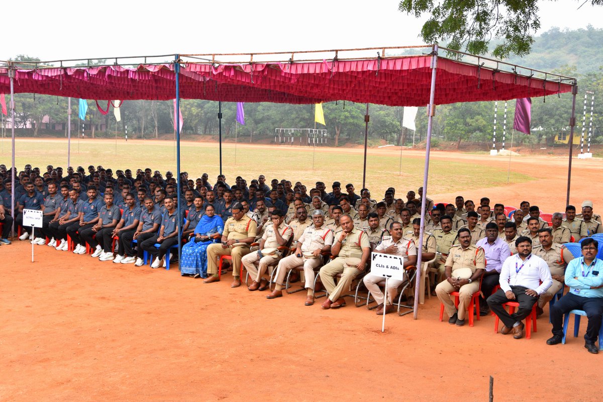 Kadapa_Police's tweet photo. 👉9 నెలల శిక్షణ నిమిత్తం జిల్లా పోలీస్ శిక్షణ కేంద్రానికి విచ్చేసిన ట్రైనీ కానిస్టేబుళ్లకు దిశానిర్దేశం చేసిన జిల్లా ఎస్.పి శ్రీ షెల్కే నచికేత్ విశ్వనాథ్ ఐ.పి.ఎస్ గారు
#kadapapolice
#Appolice
#kadapa
#constabletraining
#APSLPRB https://t.co/5ZACcK4AXm