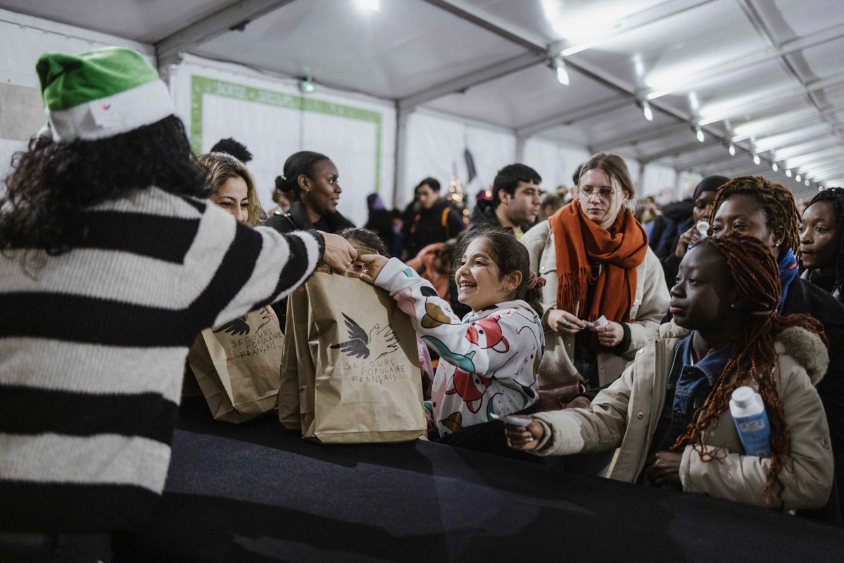 Joyeux #Noël à tous ! 🎁✨

Grâce à vos dons, nous agissons pour que les fêtes de fin d’année soient une joie pour toutes les personnes que nous accompagnons.

Réveillons #solidaires, spectacles de Noël, distribution de cadeaux… Avec les #PèresNoëlVerts, on se mobilise pour que