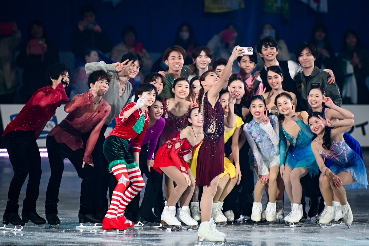 ⛸️#メダリストオンアイス❄️

エンディング恒例の #坂本花織 選手による自撮り集合📸

写真：中戸川知世（<a href="/nakatogawachise/">中戸川知世/THE ANSWER</a>）

#全日本フィギュア2025 #フィギュアスケート