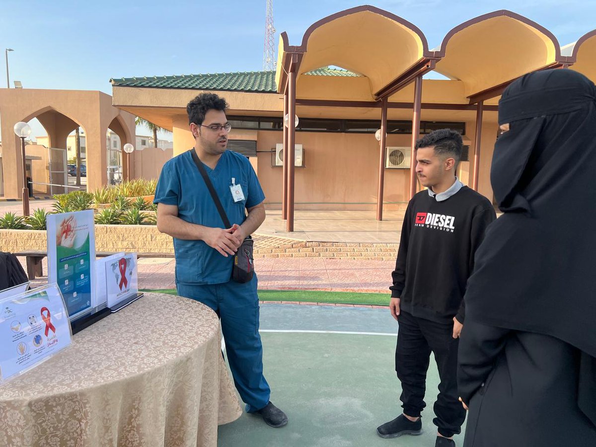 فعل مستشفى #صفوى العام، أحد مكونات #تجمّع_الشرقية_الصحي ممثلًا بـ #الطب_الوقائي، الحملة التوعوية عن نقص المناعة المكتسبة (الإيدز) تحت شعار «استشر.. افحص..»، بهدف رفع الوعي والتعريف بخدمات المشورة والفحص الطوعي بسرية تامة، وتعزيز ثقافة الفحص المبكر.