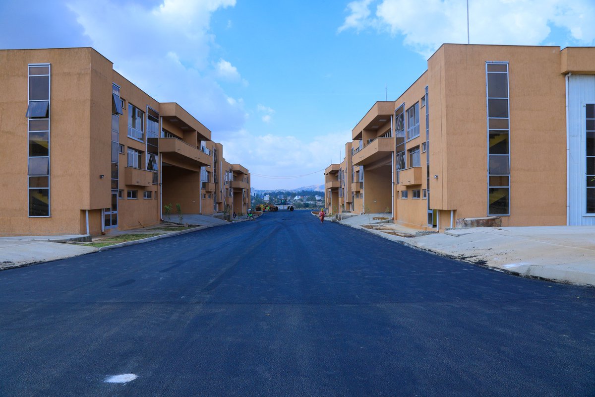 የአነስተኛና መካከለኛ ደረጃ ማምረቻ ኢንዱስትሪ ክላስተር ፕሮጀክት ላይ የሁለተኛ ዙር የውስጥ ለውስጥ አስፋልት ንጣፍ ስራ እየተከናወነ ይገኛል።