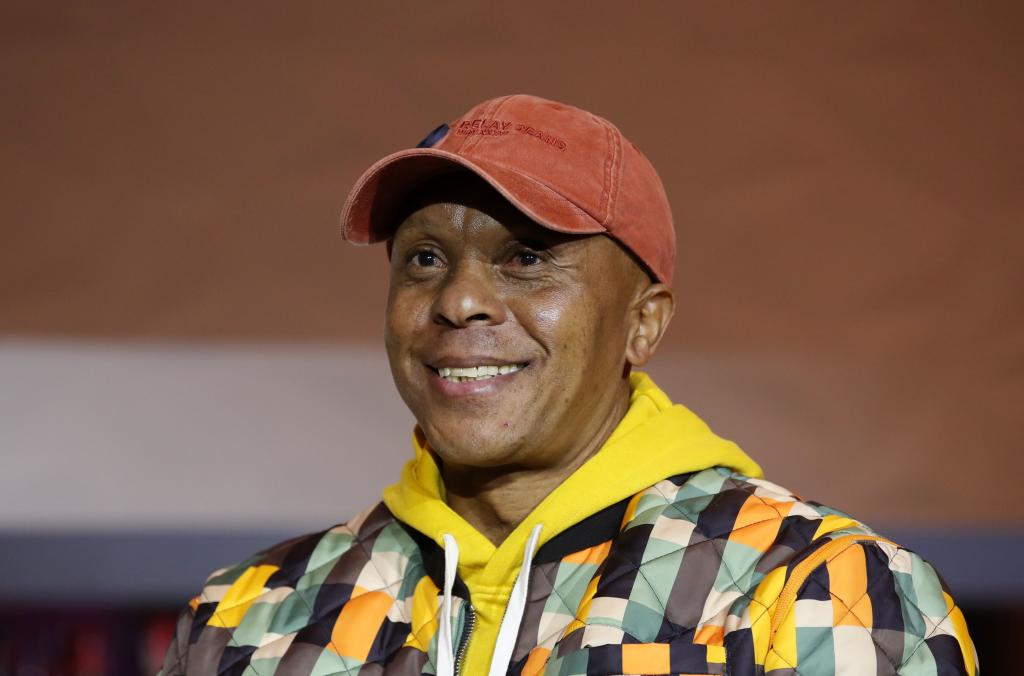 iDiskiTimes's tweet photo. "What frustrates a lot of countries is this thing of tiki taka playing style and knocking the ball. Our players start from [Ronwen] Williams, building up the play and it frustrates a lot of countries because they don’t know whether to press high, do a low block or a middle block."

South African football legend Doctor Khumalo has explained why Bafana Bafana’s playing style continues to trouble many African nations.

https://t.co/c9nq8uiZUO