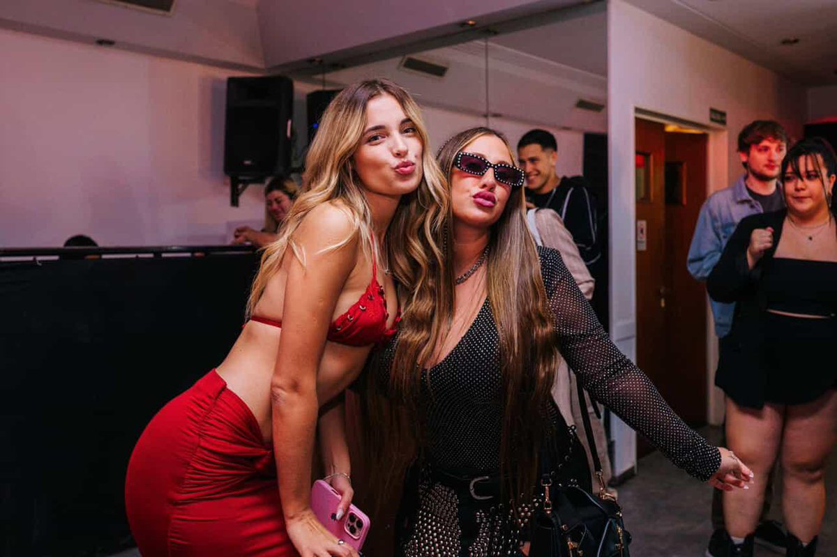 powerrosa04's tweet photo. Las amo reinas ❤️🩷👑 Kiki es esa amiga que todos queremos tener!! Siempre apoyando y acompañando. Sos hermosa y te mereces todo lo lindo siempre. 💅 Ojalá puedan hacer una foto power o un vlog. #martu #kiki #misbellas @Kikita_sosa https://t.co/jEgfd69a4r