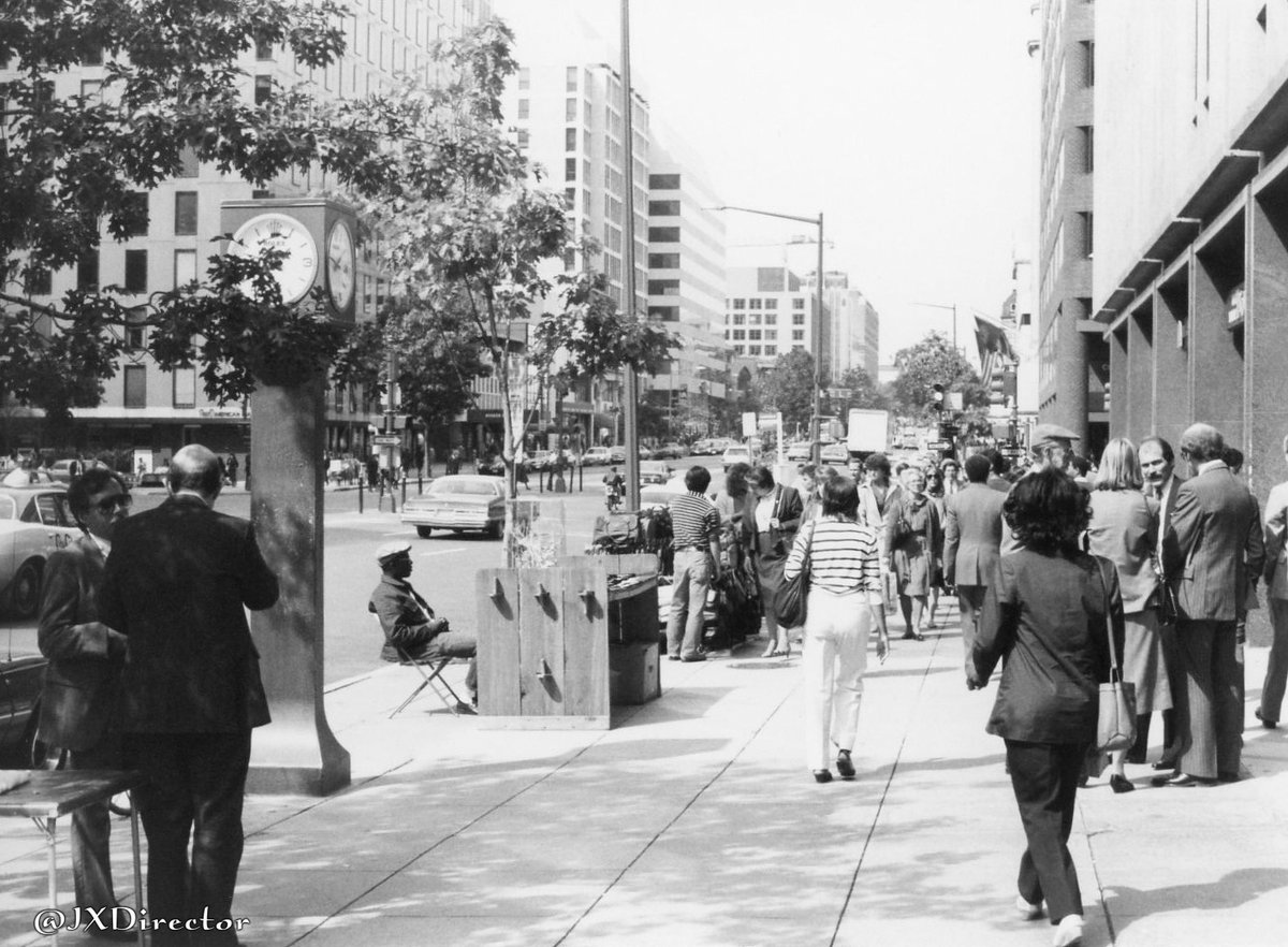 JXDirector's tweet photo. Living in the Past, 35mm Streetwalking DC

#StreetPhotography #Creative #UrbanStories #LensOnLife #JXDirector https://t.co/CiD7kNOeZT