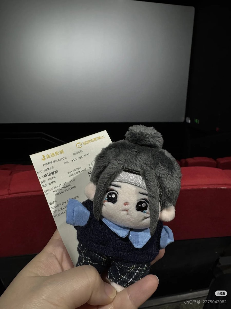 Zhi Nu dressed up and went to the cinema to watch Gezhi Town