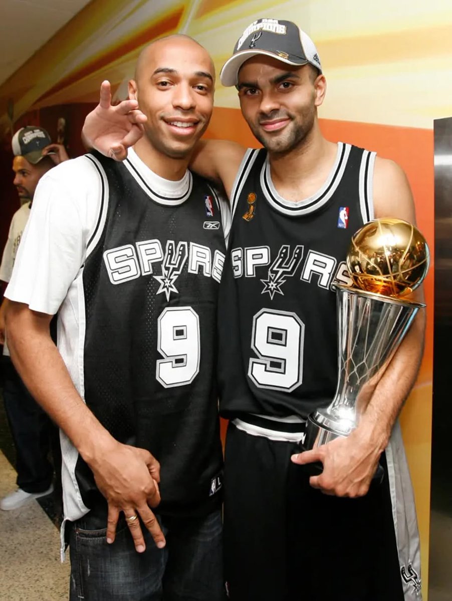 footcenter_fr's tweet photo. Le football et le basketball sont deux univers qui se croisent petit #thread consacré aux moments où les deux mondes se rencontrent. 👇 https://t.co/3AK6pC4YXU