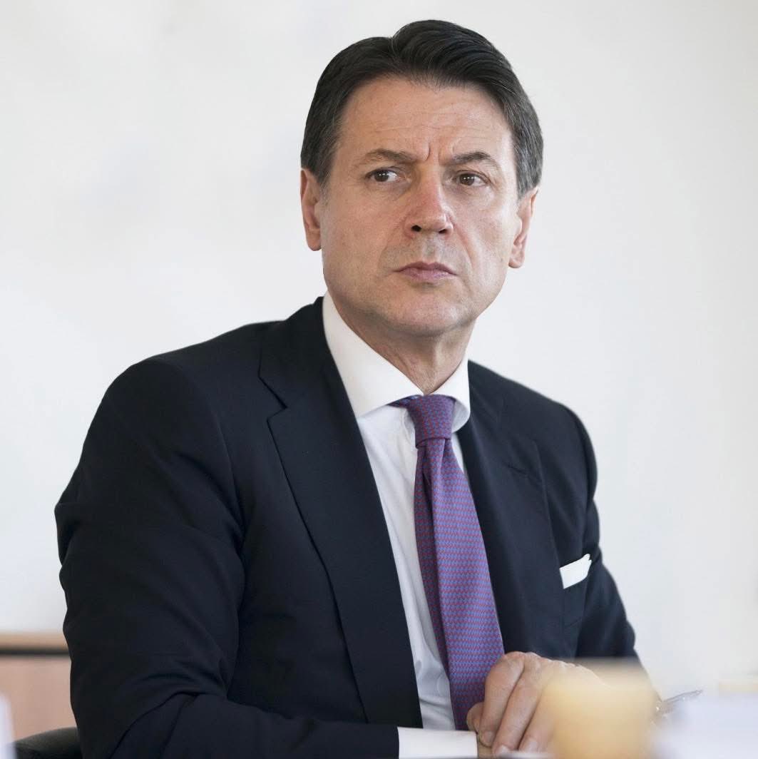 marsetac's tweet photo. Di domande a @GiuseppeConteIT io invece vorrei farne tre.

1) Come mai le critiche del M5S si concentrano ininterrottamente da 4 anni solo sulle armi fornite all’Ucraina per difendere le città e le famiglie, mentre non esiste una sola vostra iniziativa per cercare di limitare l’accesso della Russia alle risorse e alla componentistica per la fabbricazione di missili e droni che quotidianamente ammazzano civili innocenti? A marzo avete fatto 1000 km per contestare a Strasburgo il riarmo UE. Lo scorso giugno avete viaggiato per altri 1600 per protestare a L’Aja contro l’aumento delle spese dei paesi NATO. Eppure non ne avete appena 3 fino all’Ambasciata Russa per manifestare contro l’unico paese europeo che ha in piedi una guerra di aggressione contro uno stato sovrano, e che con il suo riarmo ha reso necessari tutti gli altri. Dobbiamo dedurre che per voi le armi non fanno tutte schifo, ma solo quelle di difesa?

2) Oggi polemizzate contro la decisione di finanziare la resistenza ucraina attraverso il debito comune. E solo qualche giorno fa avete presentato una risoluzione per esprimere la vostra contrarietà anche all’utilizzo degli asset russi congelati da consegnare all’Ucraina. Perché qualunque iniziativa tesa ad aiutare l’Ucraina è per voi sbagliata a prescindere, mentre per la Russia prevedete addirittura un ritorno alle forniture di gas, senza pretendere alcuna rassicurazione che i profitti non vengano di nuovo utilizzati per finanziare la macchina bellica?

3) Per quanto sia ostile all’idea di citare Di Battista, la terza domanda è la naturale conseguenza delle prime due. In vista del referendum costituzionale per la separazione delle carriere avete intenzione di chiedere aiuto all’Ambasciata Russa? Con tutto quello che state facendo per loro...