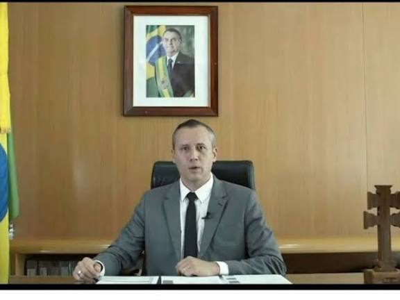 MaurilioBOS's tweet image. Quando o então secretário Alvim fez um discurso claramente inspirado na estética nazista — inclusive na fala — a direita disse que não tinha nada ali, que era loucura.

Agora que uma propaganda de chinelo diz para começar o ano com os dois pés, estão vendo propaganda comunista.