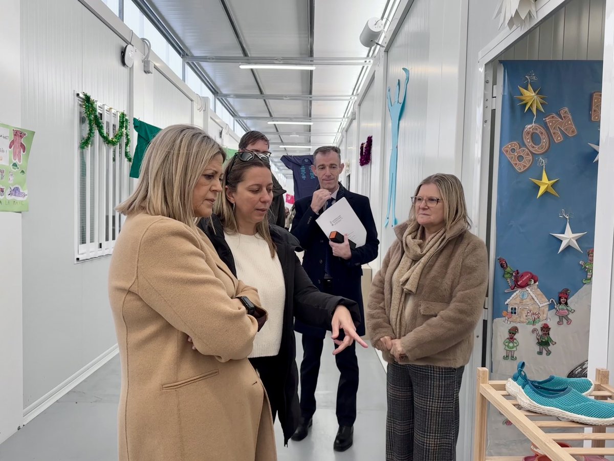 GVAeducacio's tweet image. 🏫La consellera @carmenortiferre visita els centres educatius de #Massanassa i #Catarroja afectats per la riuada. Ortí agraïx als equips directius el seu esforç per a aconseguir “la continuïtat educativa i el retorn progressiu a la normalitat”