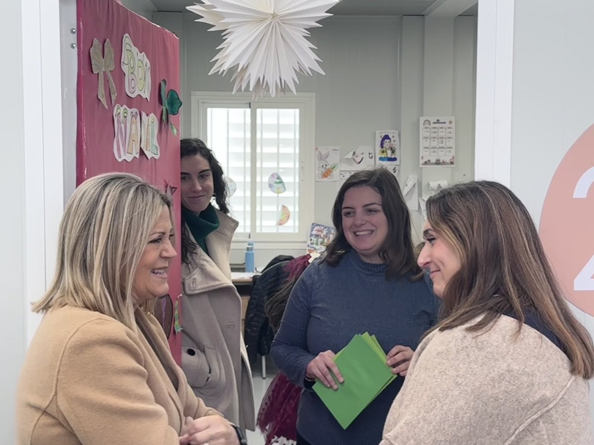 GVAeducacio's tweet image. 🏫La consellera @carmenortiferre visita els centres educatius de #Massanassa i #Catarroja afectats per la riuada. Ortí agraïx als equips directius el seu esforç per a aconseguir “la continuïtat educativa i el retorn progressiu a la normalitat”