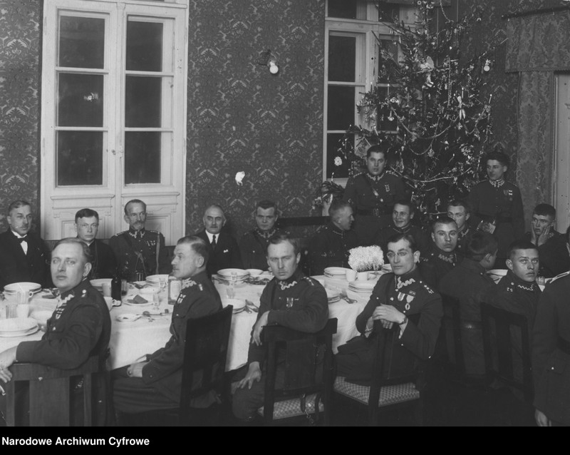 ipngovpl_eng's tweet image. Polish soldiers and police officers celebrating Christmas Eve in the Second Polish Republic.