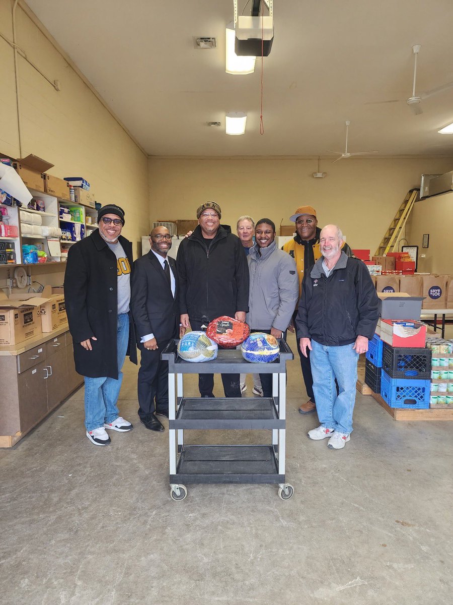 AlphaLambda1906's tweet photo. @AlphaLambda1906’s holiday food drive supporting Shively Area Ministries ended last week with 50 turkeys and 50 hams picked up and delivered to families in our local area. Thank you all who supported this effort to uplift others. #ServantsofAll https://t.co/5SoLlHmCiF