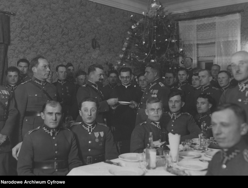 ipngovpl_eng's tweet image. Polish soldiers and police officers celebrating Christmas Eve in the Second Polish Republic.